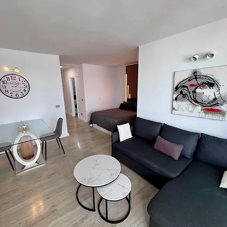 Modern Park - Pool View & Terrace Apartment *